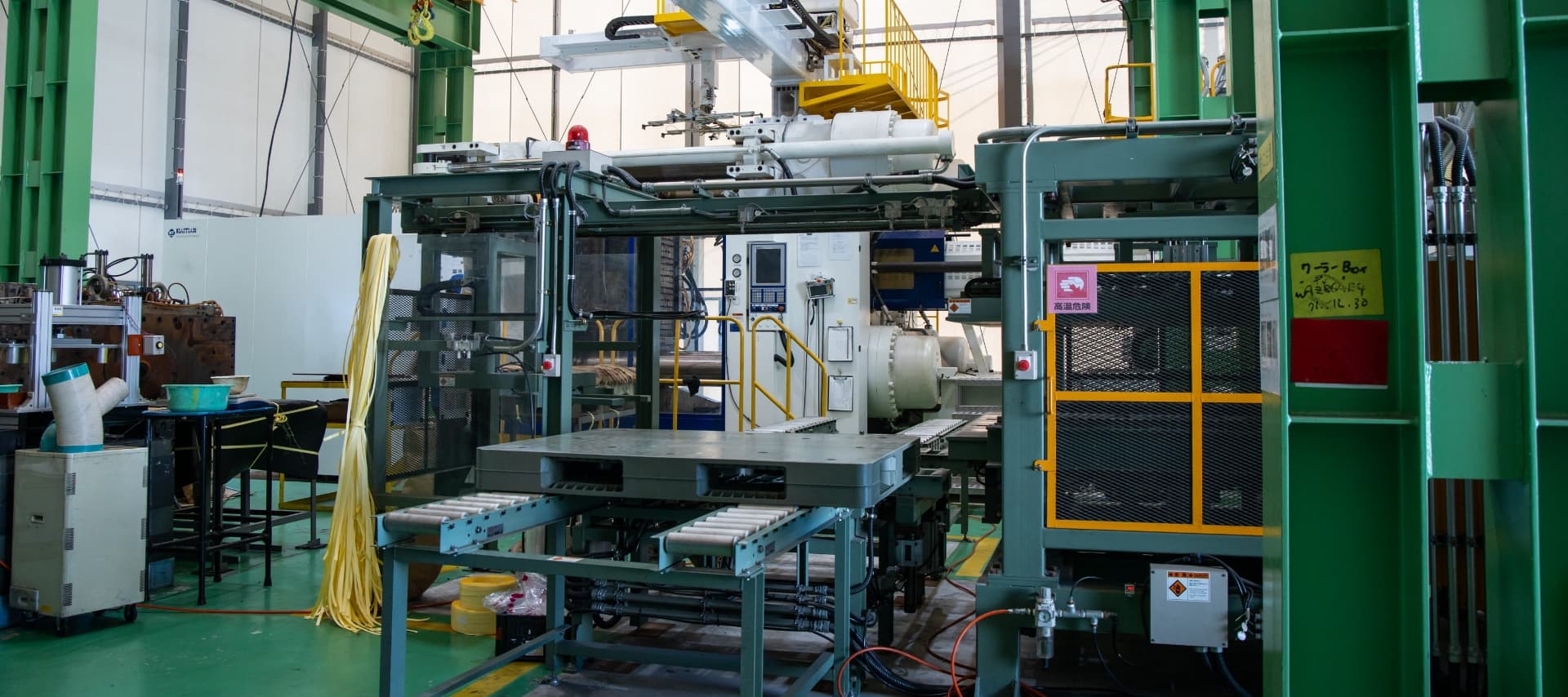 写真:射出圧縮用の加工機