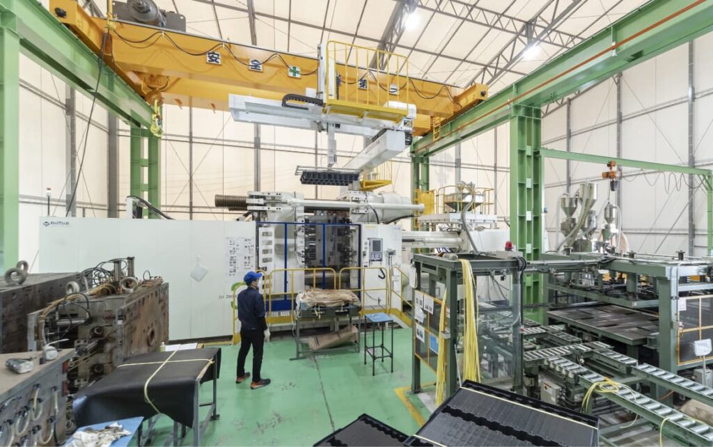 株式会社ワカクサが保有する超大型成形用加工機の写真