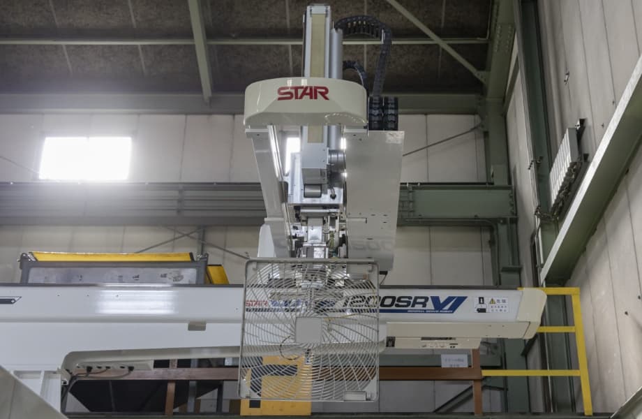 写真:射出成形用の加工機