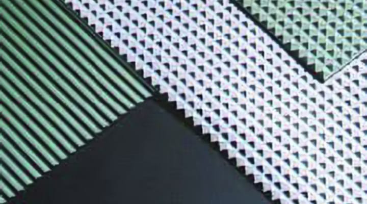 マットの写真。白、緑、黒の3色で、凹凸のあるものとフラットなものがある。