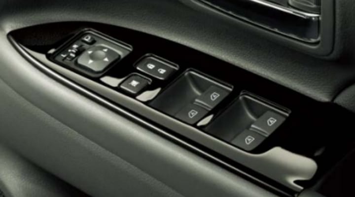 自動車の窓開閉やドアロックを操作するスイッチパネルの写真