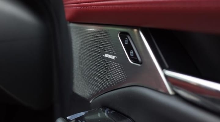 自動車のドアに設備されたスピーカーの写真。「BOSE」のロゴ入り。
